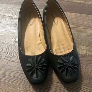 NWOT comfortview black flats size 11w